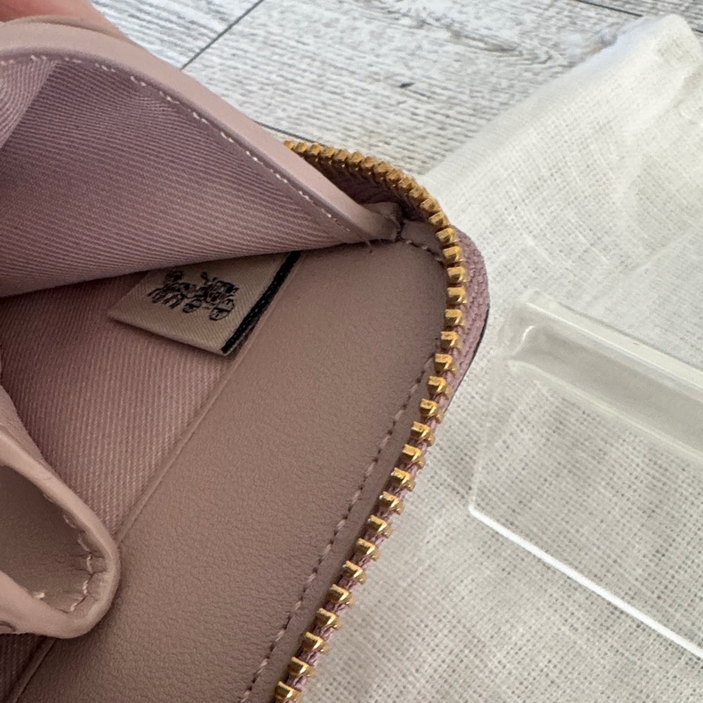 Coach Medium ID Zip Wallet in Colorblock with Border Quilting NWOT - Picture 12 of 13